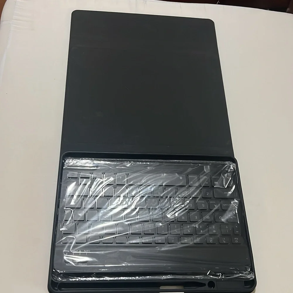 NWOT Wireless Keyboard case for Ipad